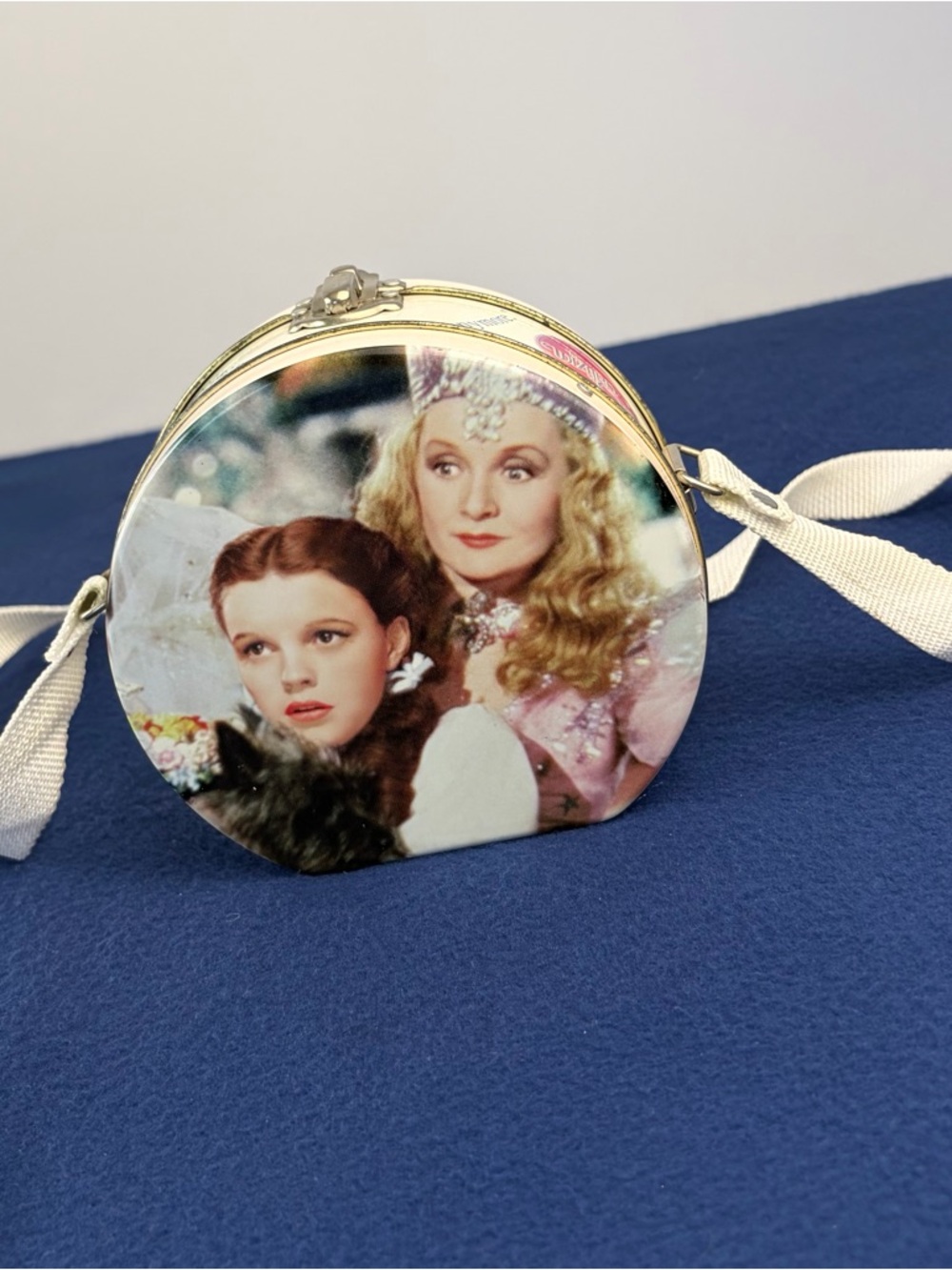 Vintage 90s Wizard of Oz original merch tin purse with strap movie print